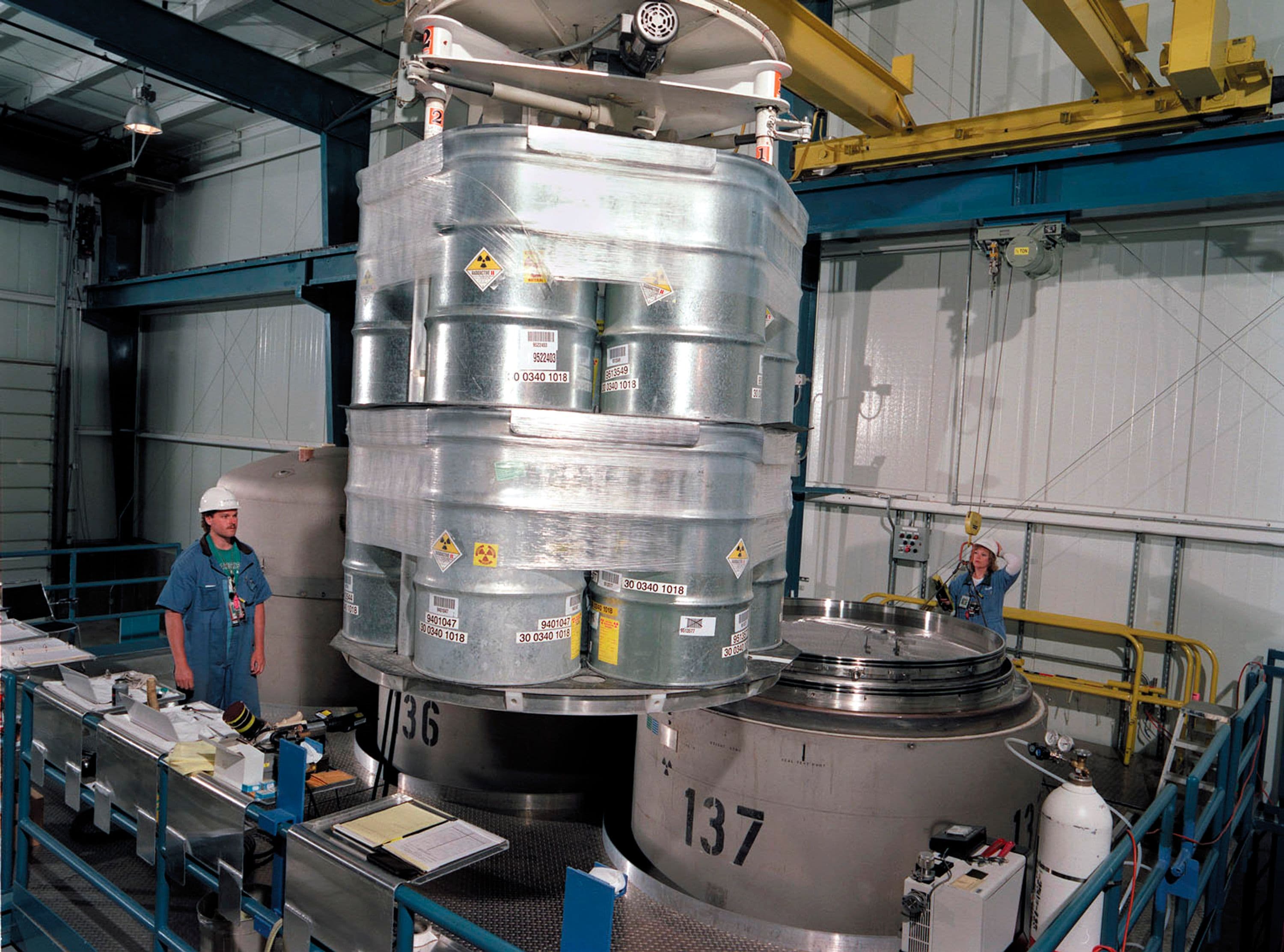 Lifting waste drums
