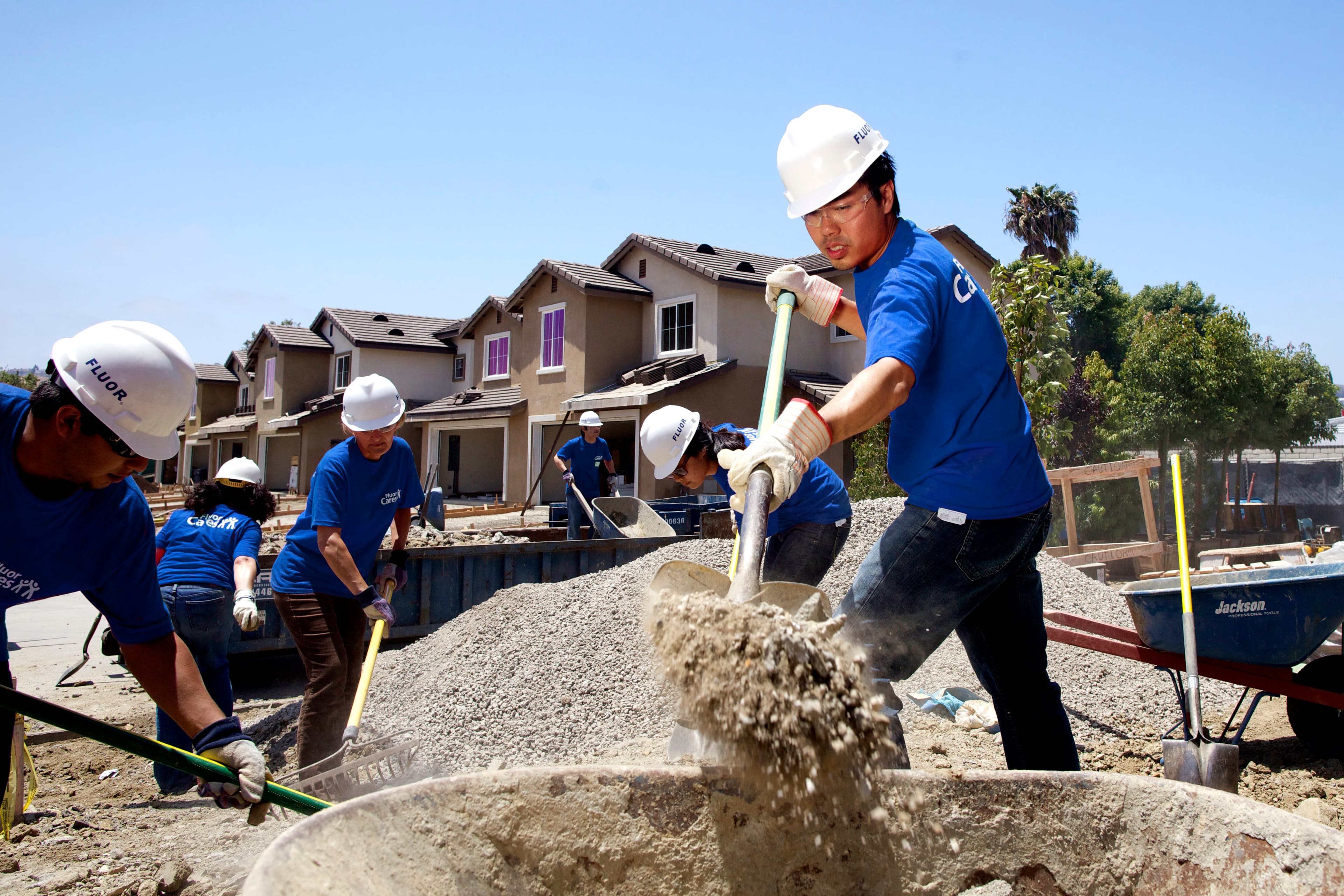 Fluor volunteers building homes